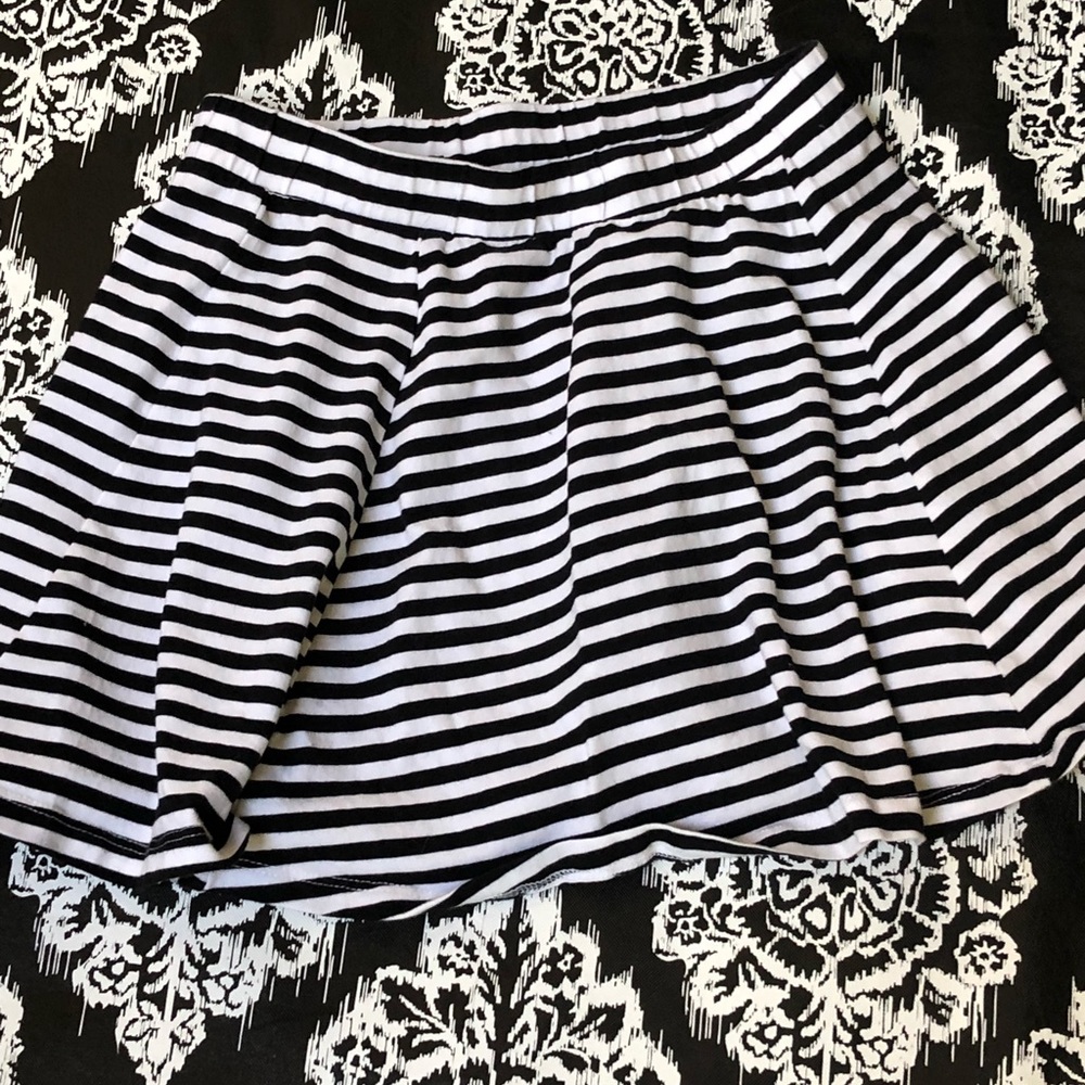 H & M girls. Striped skirt size 8-9 year